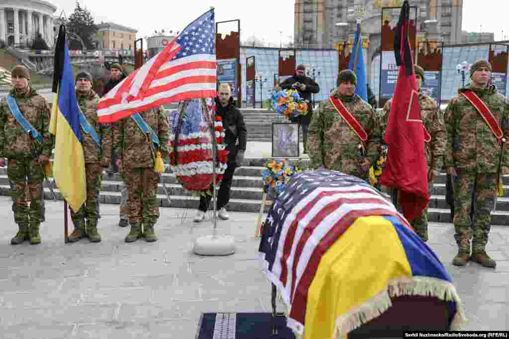 Прощання відбулося на Майдані Незалежності, де за традицією українці прощаються із загиблими оборонцями України, що віддали життя відбиваючи повномасштабну російську агресію&nbsp;