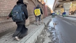 د کراچۍ يوه سړي او د هغه مېرمنې د چين د پولې پر لور په پښو تګ پیل کړی