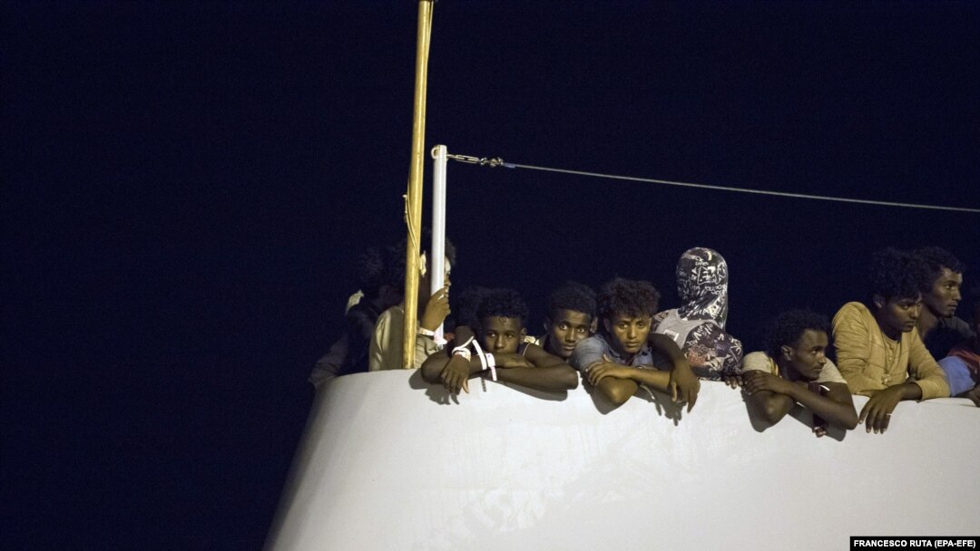 Migranti na brodu "Zaštitnik" (Protector) u sicilijanskoj luci