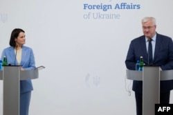 Міністр закордонних справ України Андрій Сибіга (праворуч) та лідерка білоруської опозиції у вигнанні Світлана Тихановська (ліворуч) виступають на пресконференції в Києві 25 травня 2026 року
