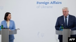 Міністар замежных спраў Украіны Андрэй Сыбіга (справа) і кіраўніца Аб'яднанага пераходнага кабінэту Сьвятлана Ціханоўская (зьлева) выступаюць на прэс-канфэрэнцыі ў Кіеве 25 траўня 2026