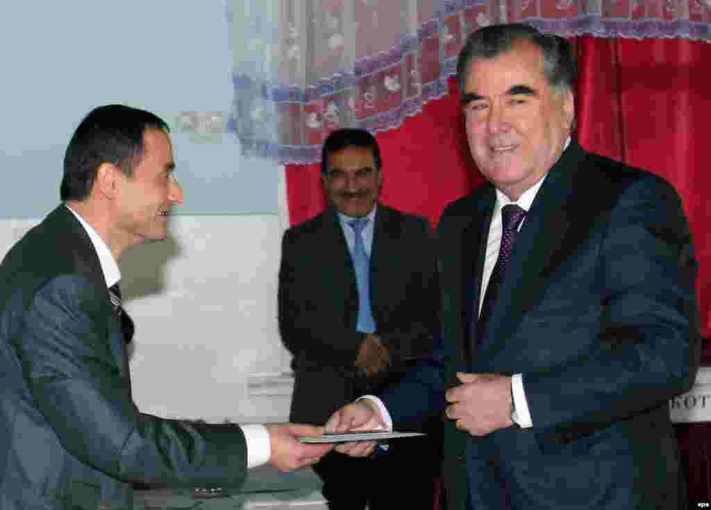 Центральная избирательная комиссия Таджикистана 7 ноября объявила, что победу на выборах, как и ожидалось, одержал действующий президент Эмомали Рахмон (справа на фото). Он набрал более 83 процентов голосов, что обеспечивает Рахмону новый семилетний срок на посту президента. 61-летний президент находится у руля власти с 1992 года. Журналисты Таджикской редакции Азаттыка зафиксировали на видео серию нарушений во время выборов. 