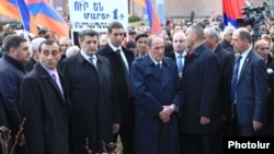 Armenia - Opposition leader Levon Ter-Petrosian and his political allies lay flowers at the site of the 2008 post-eleciton unrest in Yerevan, 1Mar2015.