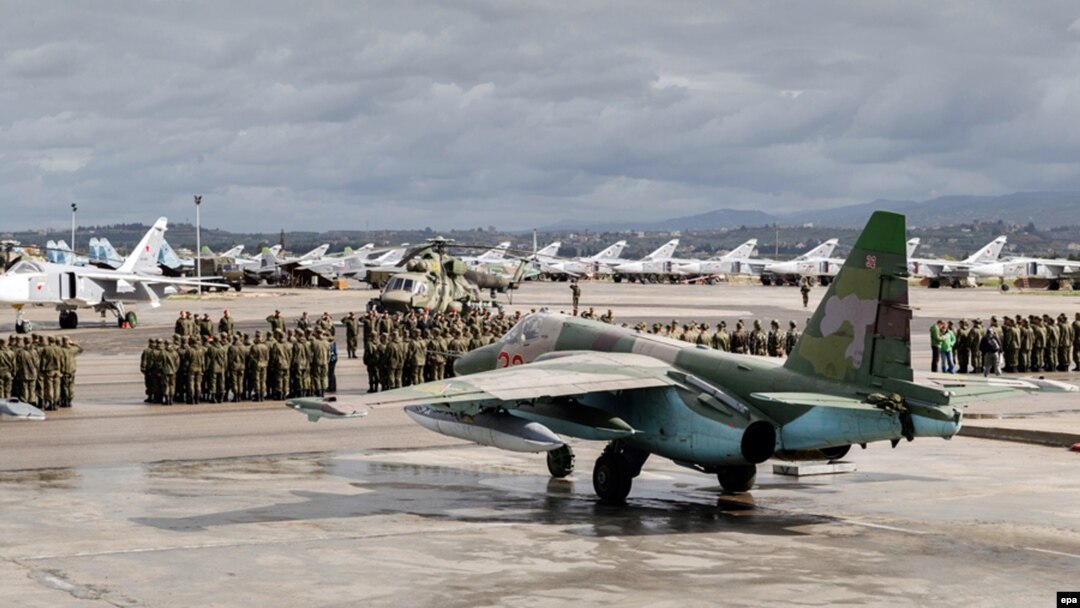 Российские военнослужащие на военной базе Хмеймим в Сирии