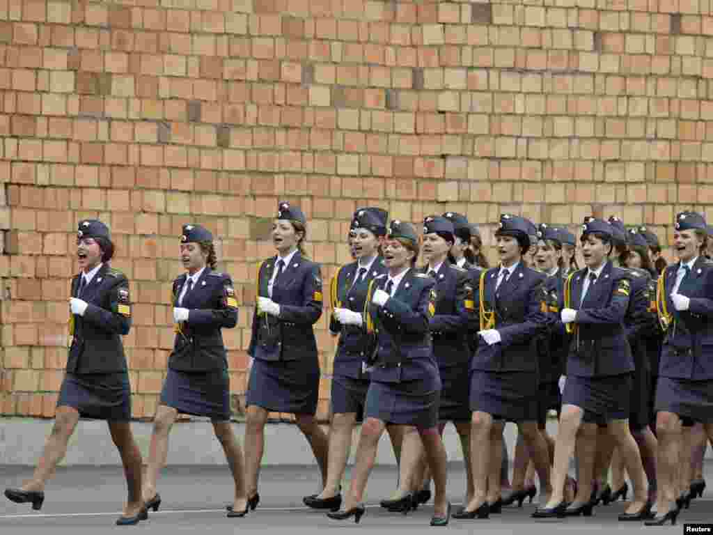 Rusija - Članice ruske policije uoči proslave 66.godišnjice pobjede nad nacističkom Njemačkom, Krasnoyarsk,04.05.2011. Foto: Reuters / Ilya Naymushin