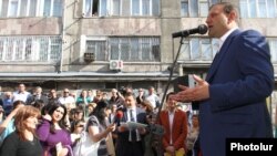 Armenia - Yerevan Mayor Taron Markarian holds an election campaign rally in a Yerevan neighborhood, 30Apr2013.