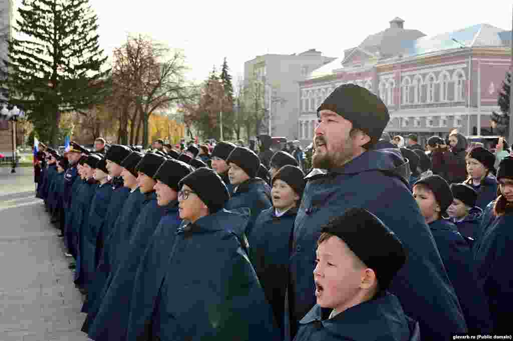 11 октябрьдә, Башкортстан республикасы көнендә мәктәп укучыларын &quot;шәйморатовчылар&quot; рәтенә кабул итү тантанасы. Республика мәктәпләрендә Икенче дөнья сугышында катнашкан Русия каһарманы&nbsp;Миңлегали&nbsp;Шәйморатов&nbsp;исемендәге 251 сыйныф эшли.&nbsp;Анда балаларда ватанпәрвәрлек, ил тарихына хөрмәт тәрбиялиләр, балалар хәрби-спорт күнегүләре уза.&nbsp;Украина сугышында катнашкан кешеләрнең балаларын да бу сыйыфларрга алалар.