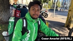 Imran Hossain din Bangladesh lucrează în București de trei ani. Își dorește să rămână aici măcar alți zece ani.