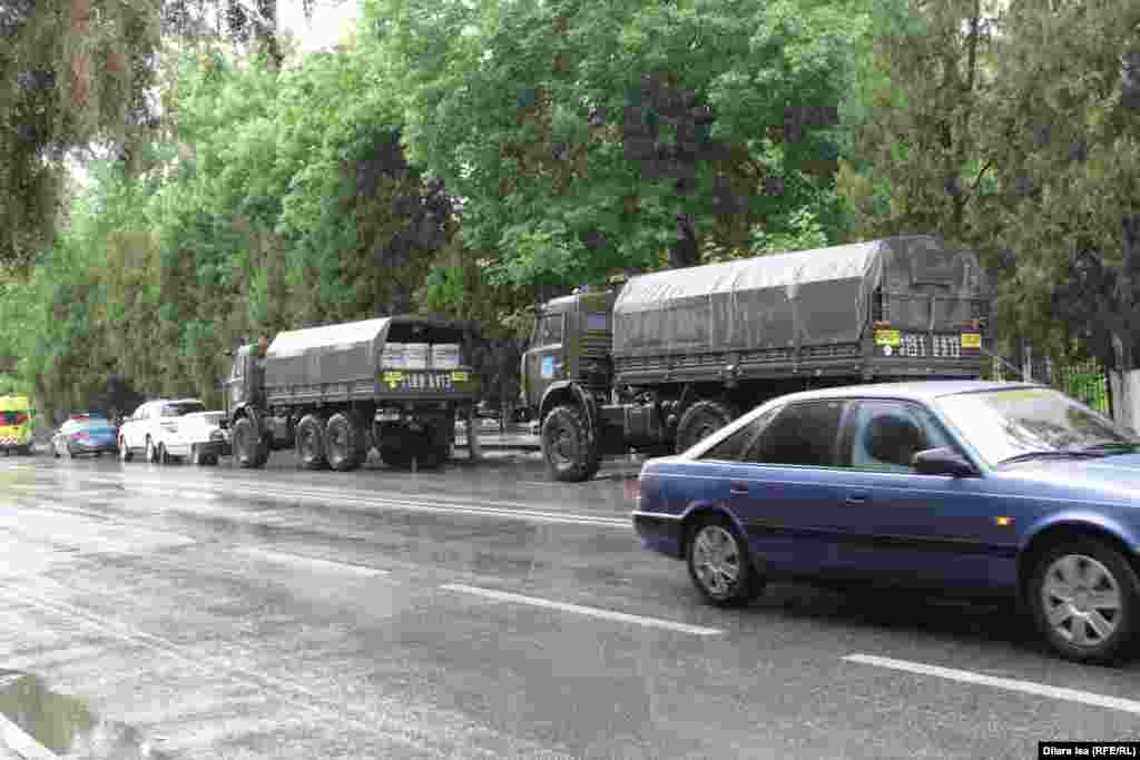 Мерекелік шара кезінде жол жиегінде тұрған арнайы жасақ. Шымкент, 1 мамыр 2018 жыл.