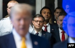 Spicherul republican al Camerei Reprezentanților, Mike Johnson (centru) și alți republicani, împreună cu Donald Trump (stânga) la tribunalul de la New York, pe 14 mai 2024.