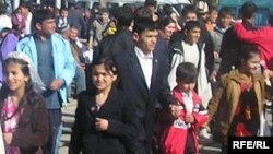 Duşenbäniň köçeleriniň birindäki ilat.