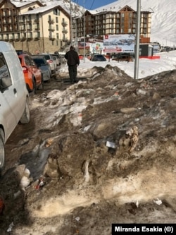 ე.წ. საფეხმავლო ბილიკი გუდაურში, რომელიც ტალახიანი თოვლითაა დაფარული