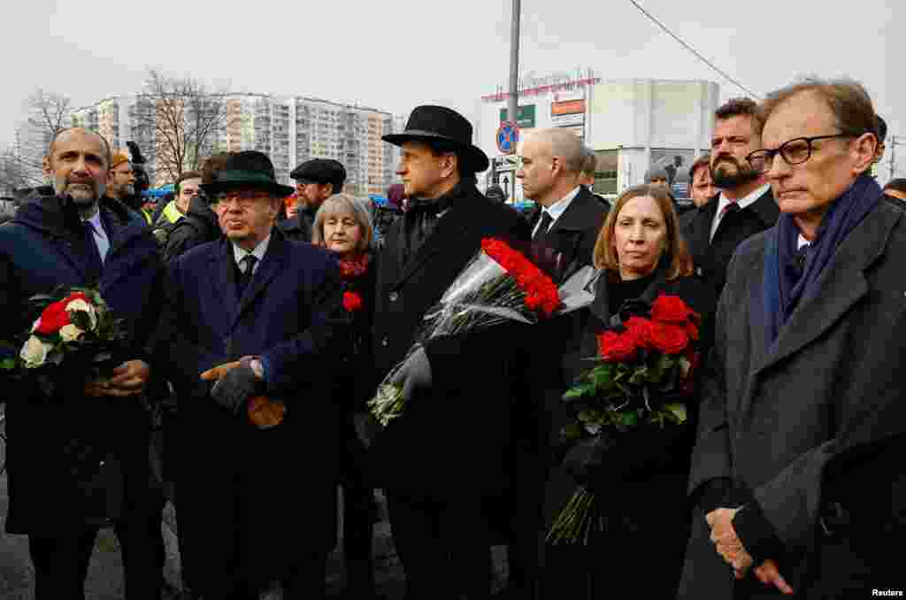 Замежныя дыпляматы чакаюць каля царквы іконы Божай Маці &laquo;Утоли моя печали&raquo; перад адпяваньнем і цырымоніяй разьвітаньня з Аляксеем Навальным, 1 сакавіка 2024 году &nbsp;