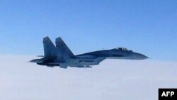 Российский истребитель Су-27 вблизи воздушного пространства Японии на снимке оборонного ведомства Японии. 7 февраля 2013 года.