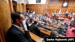 Сербські депутати під час засідання працювали у масках та рукавичках