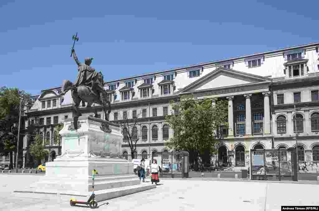 University of Bucharest and the statue of Michael the Brave (Mihai Viteazul), University Square, Bucharest, Romania.