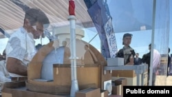 Қазақстандағы алғашқы АЭС құрылысы жобасын ашу рәсімінде көрсетілген АЭС макеті. Алматы облысы, Жамбыл ауданы, Үлкен ауылы, 8 тамыз 2025 жыл.