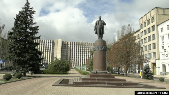 Пам'ятник Тарасу Шевченку біля будівлі Донецької ОДА, де зараз перебуває «уряд» угруповання «ДНР»