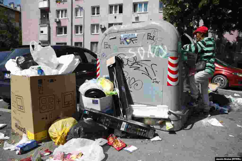 Nakon brojnih pritužbi građana zbog otpada na ulicama i oko kontejnera, premijer Kantona Sarajevo Edin Forto građanima poručio: &quot;Primamo veliki broj prigovora na neredovan odvoz smeća. Svjesni smo problema i on je stvaran. Akciju čišćenja nećemo obustavljati, niti ćemo je proglašavati naredne godine. Bit će neprestana. Nećemo se zaustaviti dok grad ne zablista. Očistit ćemo sve.&quot;