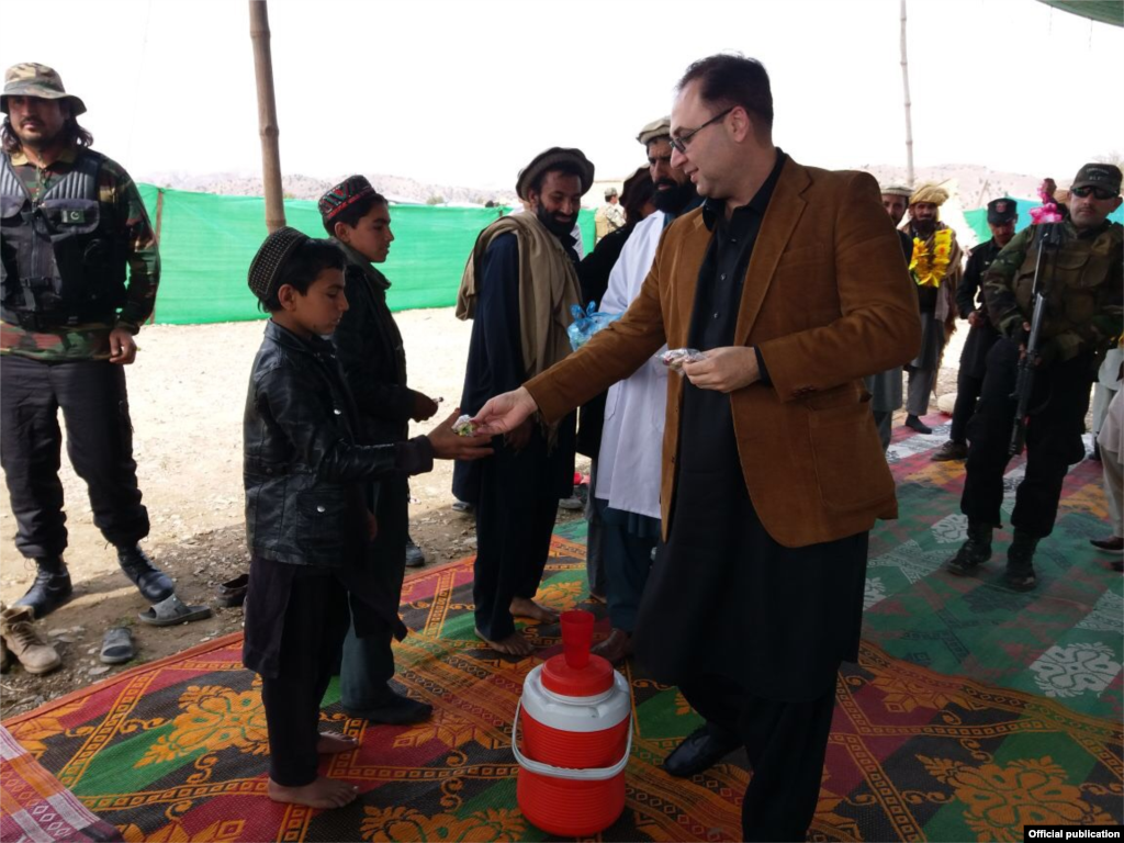 د شمالي وزیرستان پولېټيکل اېجنټ کامران اپریدی پر غلام خان له کډوالو سره ستړي مه شي کوي او ورته ډالۍ ورکوي