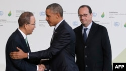 BMG-niň Baş sekretary Ban Ki-Moon (ç), ABŞ-nyň prezidenti Barak Obama (ortada), Fransiýanyň prezidenti Fransua Holland (s), Pariž, 30-njy noýabr, 2015