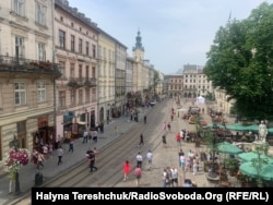 Вигляд на площу Ринок із балкону, з якого проголосили Акт відновлення Української Держави