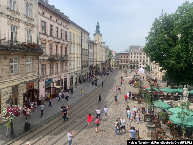Вигляд на площу Ринок із балкону, з якого проголосили Акт відновлення Української Держави
