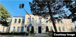ხაშურის #4 საჯარო სკოლაშიც შეწყდა სასწავლო პროცესი. აქაც ესპერტიზით დადგინდა, რომ შენობა დასანგრევია.