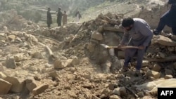 باشندگان محل در حال پاکسازی آوار ناشی از حملات هوایی اخیر پاکستان در ولایت کنر