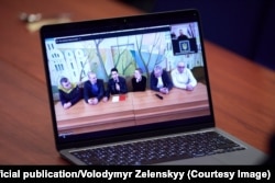 Уладзімір Зяленскі размаўляў з вызваленымі беларускімі палітвязьнямі дыстанцыйна. Фота прэсавай службы прэзыдэнта Украіны.