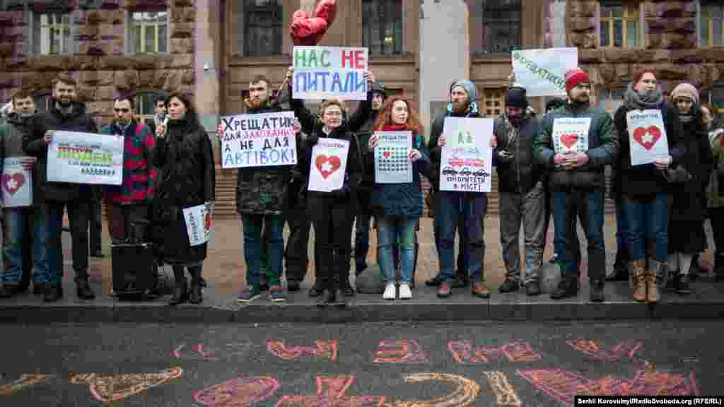 Цікаво, що після масового обурення киян у фейсбуці, департамент інфраструктури прибрав скандальний пост