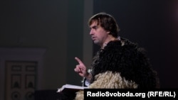 «Я ламаю межу між глядачем і сценою, з’єдную ці два світи», – Гнатковський про свою роль у виставі «Коляда та й Плєс»