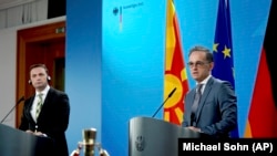 Ministri i Jashtëm gjerman Heiko Maas (djathas) dhe ministri i Jashtëm i Maqedonisë së Veriut Bujar Osmani.
