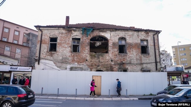 Objekti i Shkollës së Parë Shqipe në Prishtinë, që konsiderohet me rrezik nga shembja.
