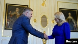 Președinta slovacă Zuzana Čaputová dă mână cu învingătorul alegerilor parlamentare anticipate de duminică, șeful partidului Smer, Robert Fico.