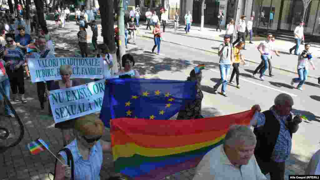 Ambasadorul american William Moser (centru) și ambasadoarea suedeză Ingrid Tersman dreapta) 