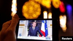 Трансьляцыя навагодняга звароту да нацыі Эмануэля Макрона, 31 сьнежня 2017 году.