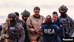 Мадуро эскортируют в суд