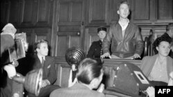 Ֆրանսիա - «Աշխարհի քաղաքացի» Գերրի Դեյվիսը Փարիզի դատարանում, 1949թ․