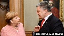 Президент України Петро Порошенко під час зустрічі із канцлером Німеччини Анґелою Меркель. Аахен, 10 травня 2018 року