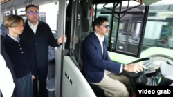 კახა კალაძე მართავს 18-მეტრიან ავტობუსს.