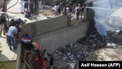 На місці падіння літака в житловому районі Карачі, Пакистан, 22 травня 2020 року