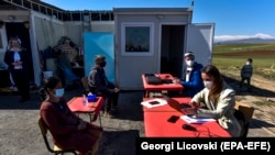 Népszámlálók hajléktalanok adatait veszik fel a Szkopje közelében fekvő Vizbegovo faluban, március 3-án. Észak-Macedónia a diaszpórában élők, a börtönben ülő elítéltek, a hadsereg és a hajléktalanok adatainak összesítésével kezdte a később szeptemberre halasztott cenzust