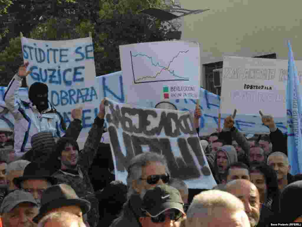 U Podgorici je nekoliko hiljada ljudi 21. januara 2012. protestovalo ispred zgrade crnogorske Vlade, zbog te&scaron;kog socijalno-ekonomskog stanja u Crnoj Gori. Protest je organizovala Unija slobodnih sindikata, uz podr&scaron;ku Mreže za afirmaciju nevl