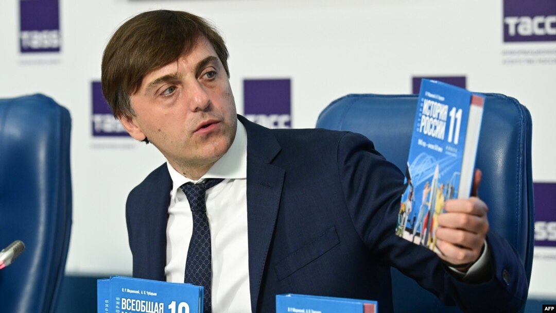 Ministrul rus al Educației, Serghei Kravțov, prezintă noul manual școlar de istorie pentru liceu, care menționează acțiunea militară din Ucraina și anexarea Crimeei.