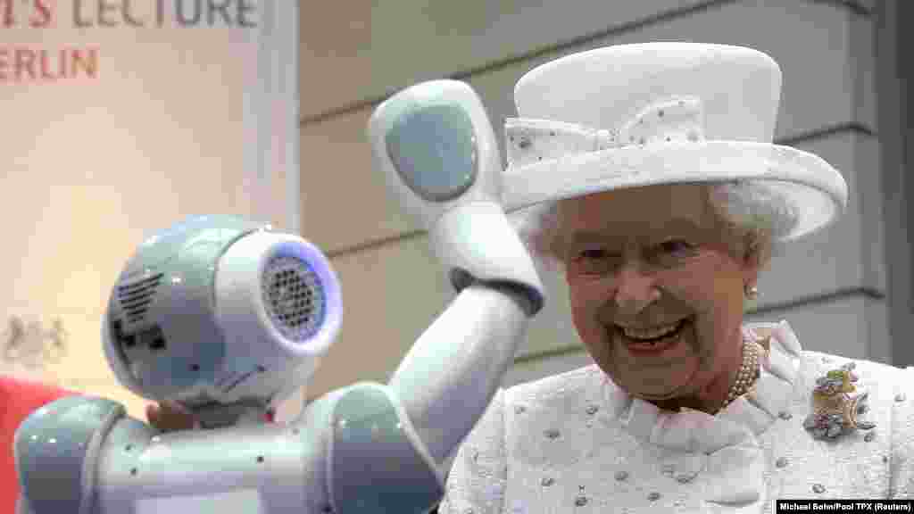 În mesajul transmis la 70 de ani de domnie, Regina Elisabeta a salutat evoluțiile și avantajele tehnologiei. Imagine din&nbsp;2015, Berlin.