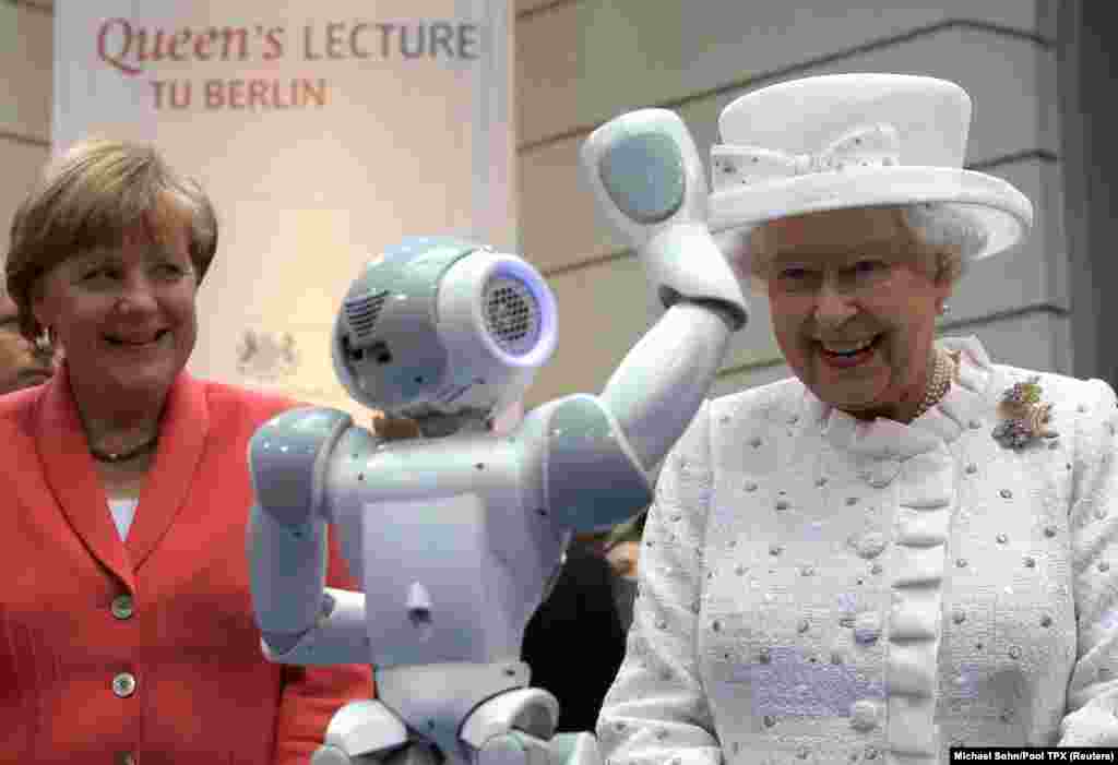 Egy robot köszönti II. Erzsébet királynőt és Angela Merkel kancellárt Berlinben 2015-ben