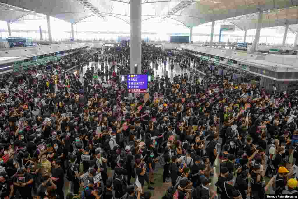 Prema navodima policije Hong Konga, na aerodomu je trenutno oko 5.000 demonstranata