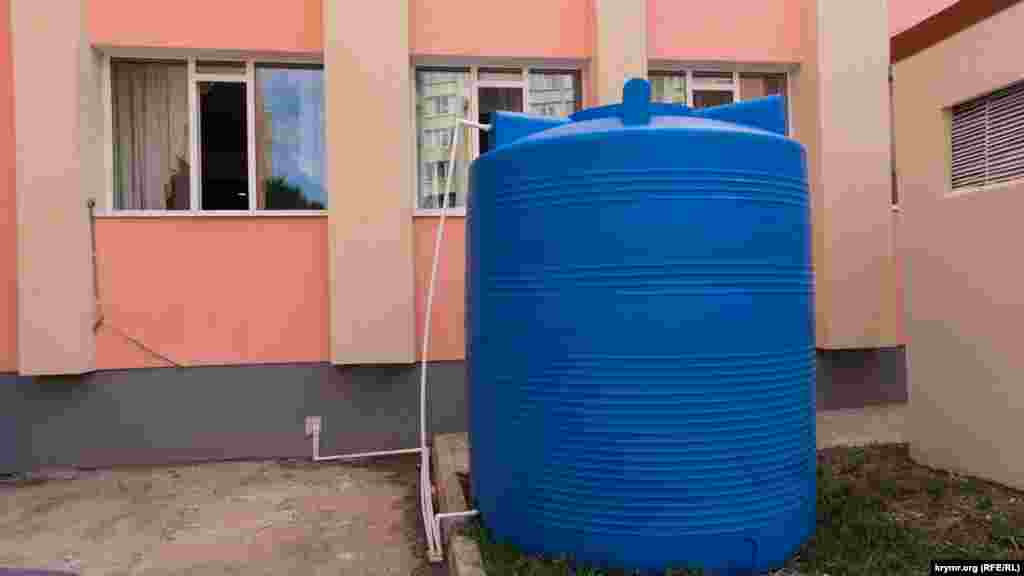 Резервна ємність з привізною водою у дворі сімферопольської школи-ліцею №41. Вода використовується для потреб шкільної їдальні