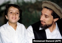 احمد مسعود در هشت‌سالگی در کنار پدرش، احمد شاه مسعود، درهٔ پنجشیر، اوت ۱۹۹۷